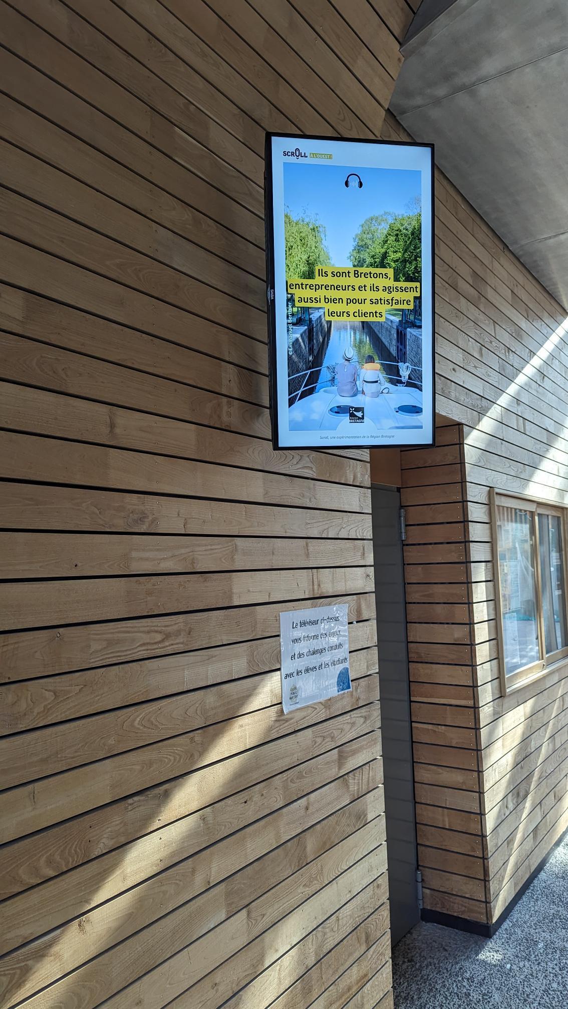 Ecran Scroll en extérieur dans un lycée